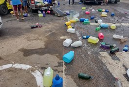 Produtos de limpeza ficam espalhados na pista após colisão entre três carros em Arapiraca