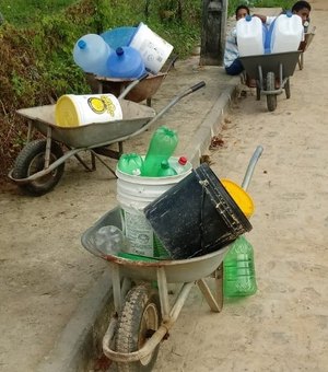 Torneiras vazias: Imagens mostram pessoas buscando água em carrinhos de mão em Marechal