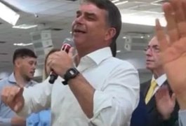 Flávio Bolsonaro participa de culto de Dia dos Pais ao lado de Eduardo Cunha