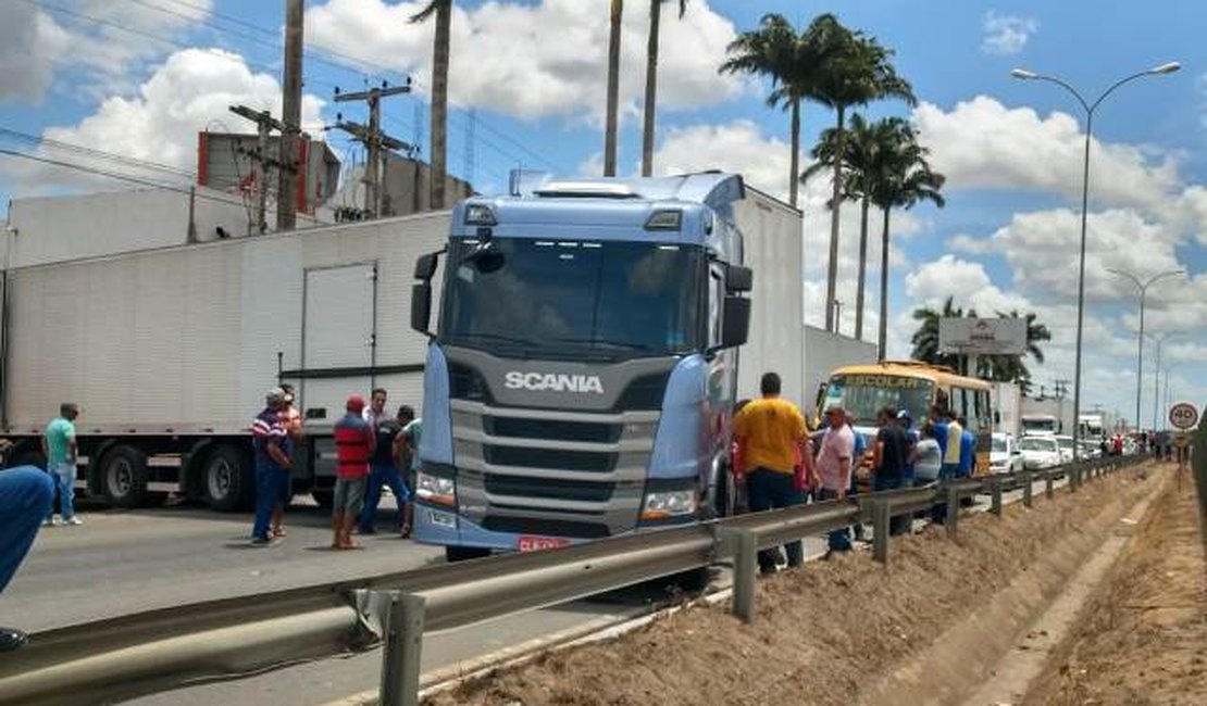 Vídeo. Carreta fica presa no muro do Hospital Chama e prejudica trânsito na AL 220