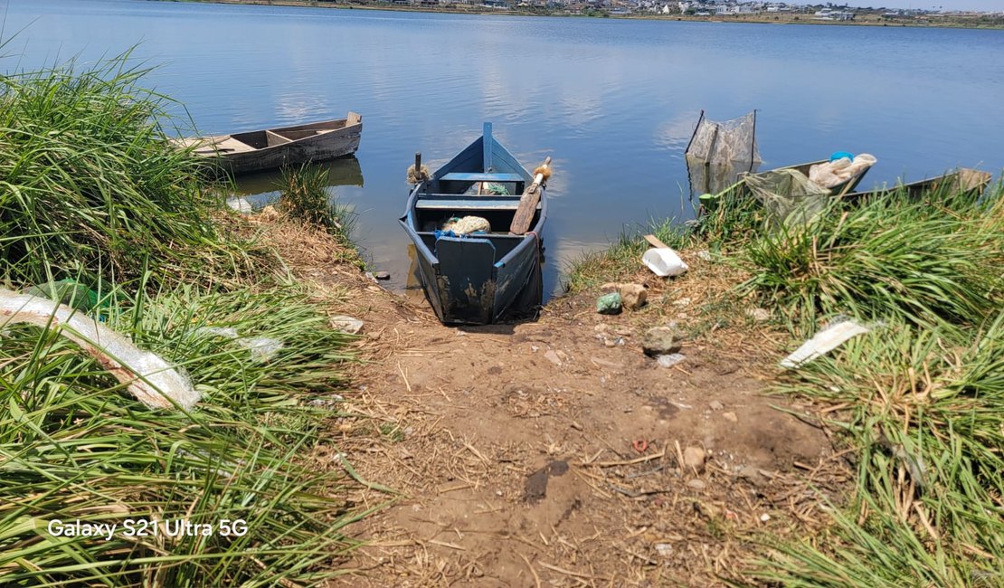 Embarcação afunda e pescador desaparece nas águas do Lago da Perucaba; bombeiros fazem buscas