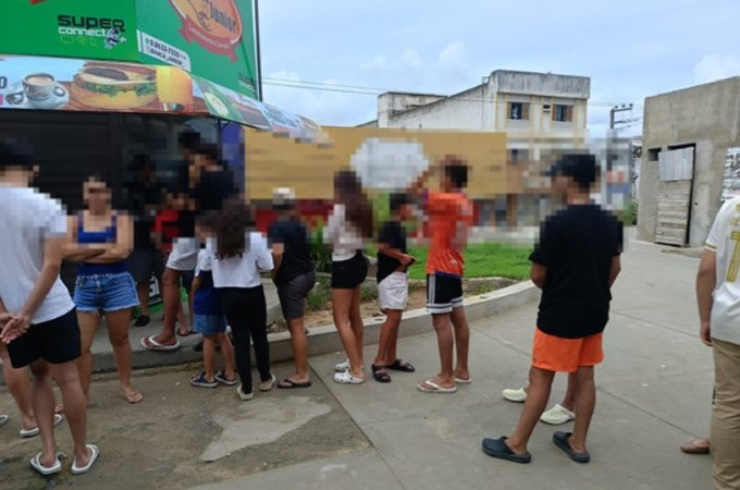 VÍDEO: Pessoas fazem fila na Praça Manoel André após banca de revistas anunciar venda das figurinhas da Copa