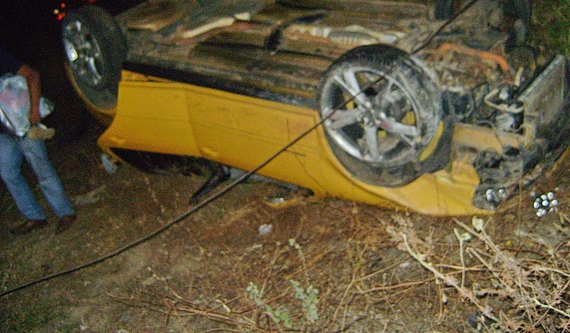 Motorista cochila, perde o controle e capota carro em Arapiraca