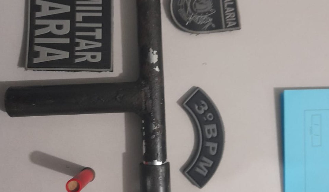 Homem é preso ao ser flagrado com arma dentro de saco de nylon, em Arapiraca