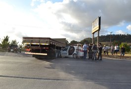 Acidente envolvendo carro e caminhão deixa um ferido na BR-101