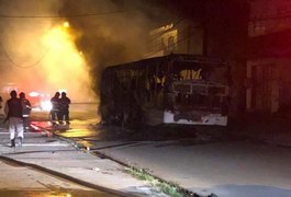 Vídeo. Grupo de vândalos coloca fogo em ônibus em Maceió