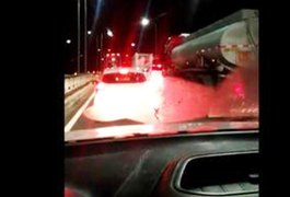 Três pessoas ficam feridas após colisão entre carros na AL 101 Sul