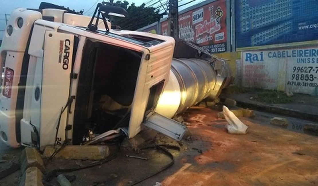 Motorista fica preso às ferragens após caminhão tombar em avenida de Maceió