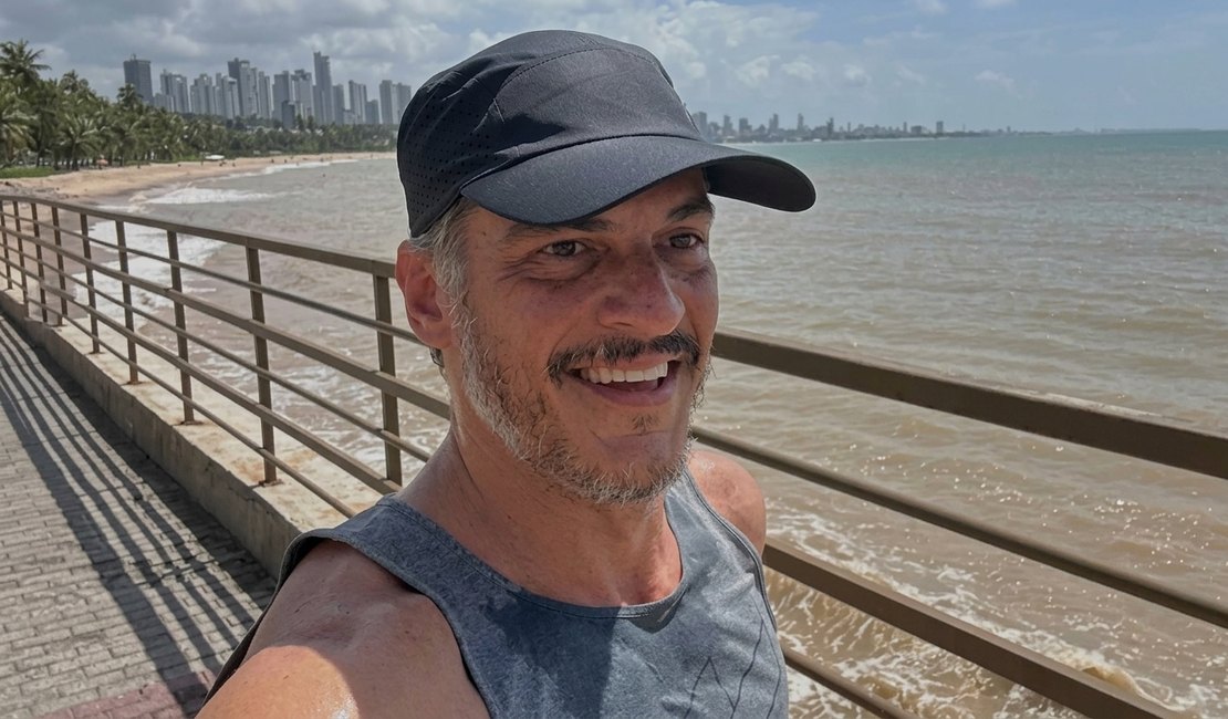 Mateus Solano esquece celular em Maceió durante viagem: 'Temporariamente sem'