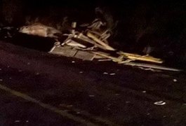 Acidente entre Hilux, moto e carroça de burro deixa uma pessoa morta em Delmiro Gouveia