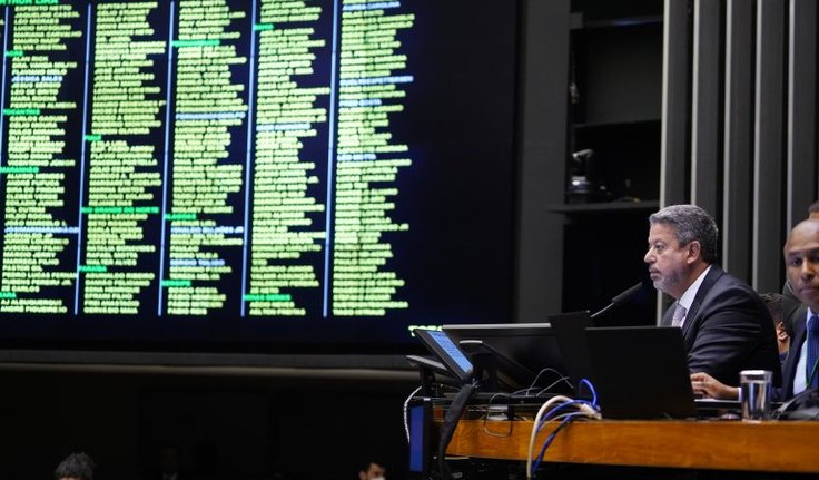 Câmara aprova texto-base da PEC da Transição e votação será concluída nesta quarta-feira