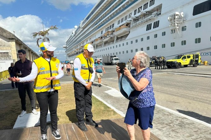 Agentes bilíngues do Ronda no Bairro recepcionam turistas no Porto de Maceió