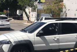 Motorista morre após ter carro alvejado com mais de 10 tiros na Jatiúca, em Maceió