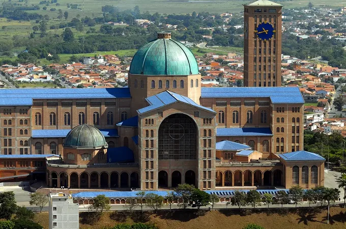 Santuário de Aparecida terá missas, consagração e procissão no feriado
