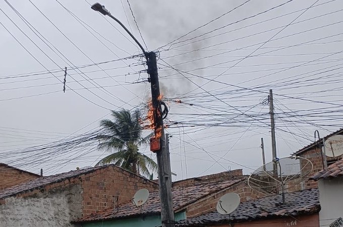 Fiação de poste pega fogo e assusta moradores no bairro Primavera