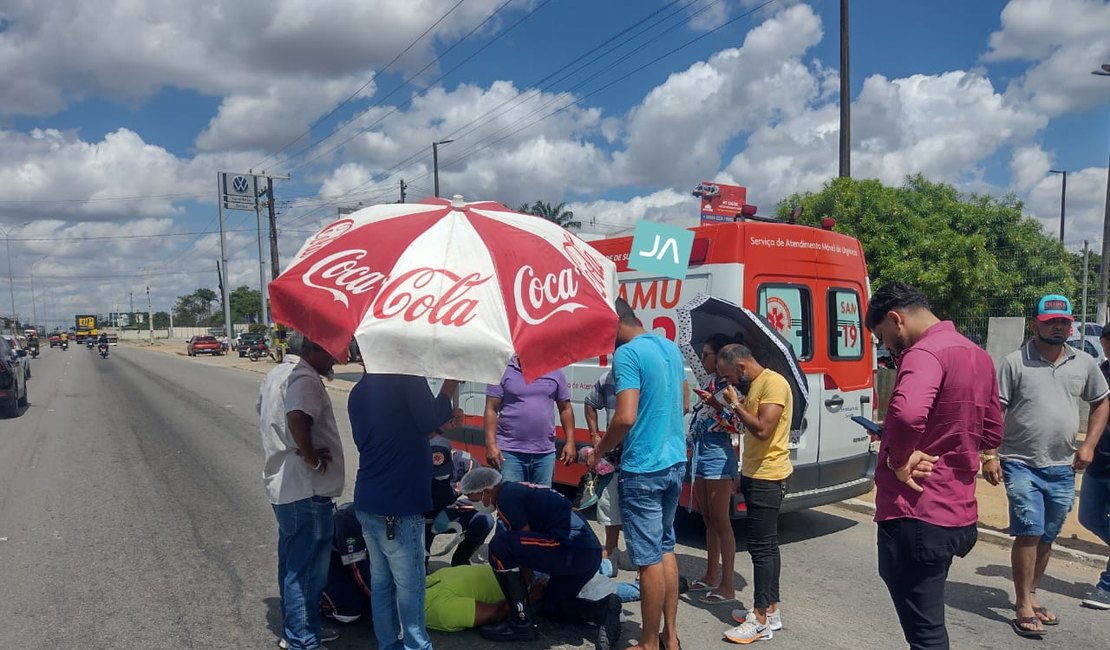 Motorista reduz velocidade em quebra-molas e motociclista colide na traseira do veículo em frente ao HEA