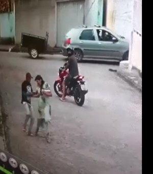 Vídeo. Câmera de segurança flagra criminosos roubando celular de mulher, em Girau do Ponciano