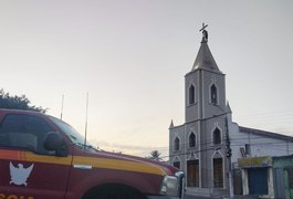 13 horas depois, homem segue no topo da Igreja de Santo Antônio, em Arapiraca