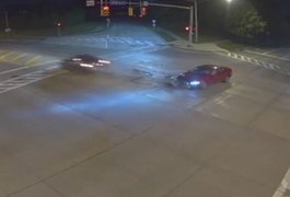 Vídeo: Com filho no veículo, mulher avança sinal vermelho à 190 km/h para 'testar fé em Deus' nos EUA