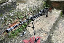 Polícia apreende metralhadora ponto 30, arma usada em zona de guerra, durante operação no São Carlos, no Rio
