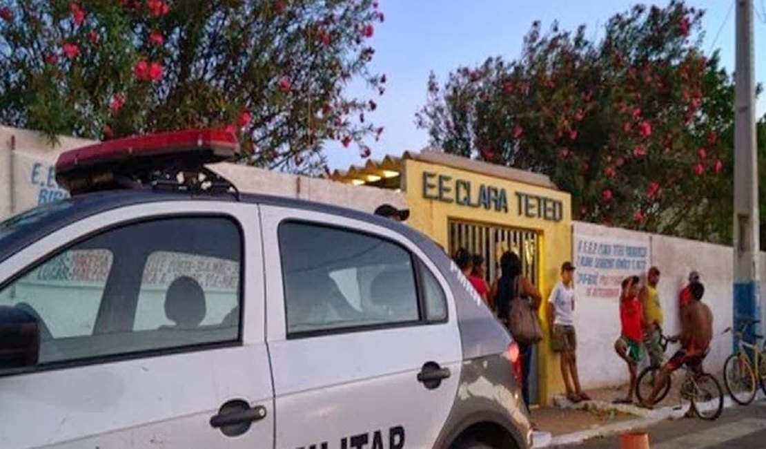 Professor de física comete suicídio em sala de aula como protesto contra o governo do Estado