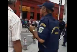 VÍDEO. Guardas municipais são ameaçados por ambulantes durante operação