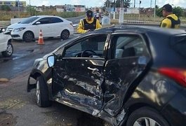 Colisão entre carros deixa homem ferido na parte alta de Maceió