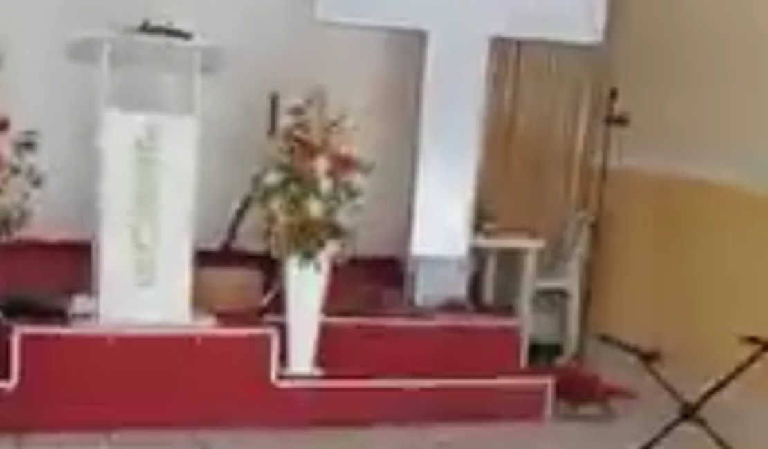 VÍDEO. Criminosos arrombam igreja e furtam equipamentos no bairro Canafístula