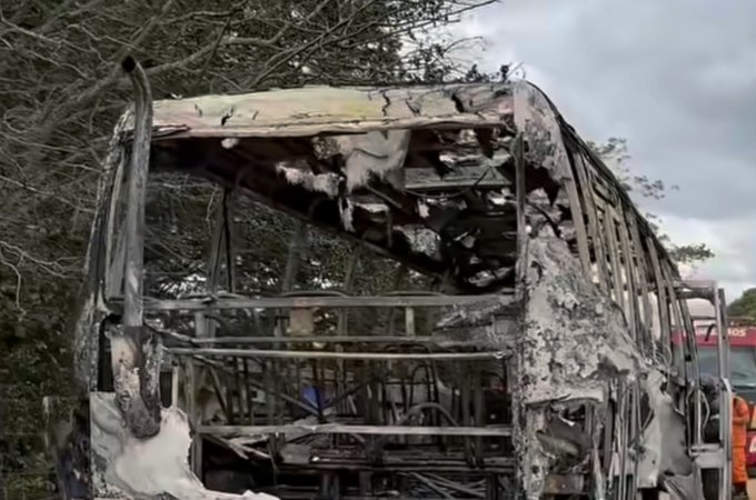 Pane elétrica provoca incêndio e destrói ônibus escolar na zona rural de Craíbas