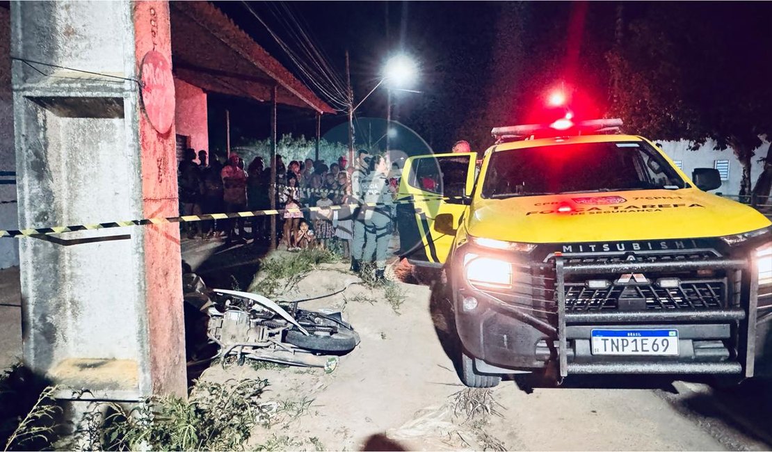 Mulher morre após perder controle de moto e bater em poste na AL-115, em Lagoa da Canoa