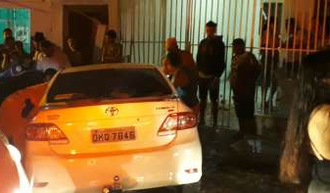 Mulher fica presa às ferragens após colidir veículo contra parede em Santana do Ipanema