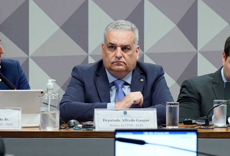 Sob relatoria de Alfredo Gaspar, CPMI do INSS avança com aprovação da quebra de sigilos de Lulinha e do Banco Master