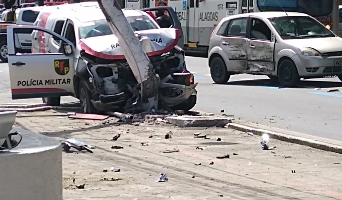 Vídeo. Viatura da Rádio Patrulha tenta desviar de carro de passeio e colide em poste