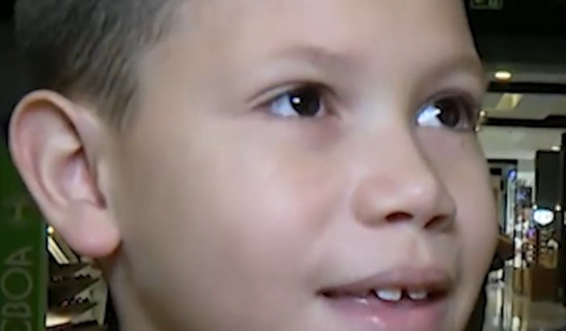 'Seja muito feliz no céu': menino emociona com homenagem ao pai que não conheceu; assista