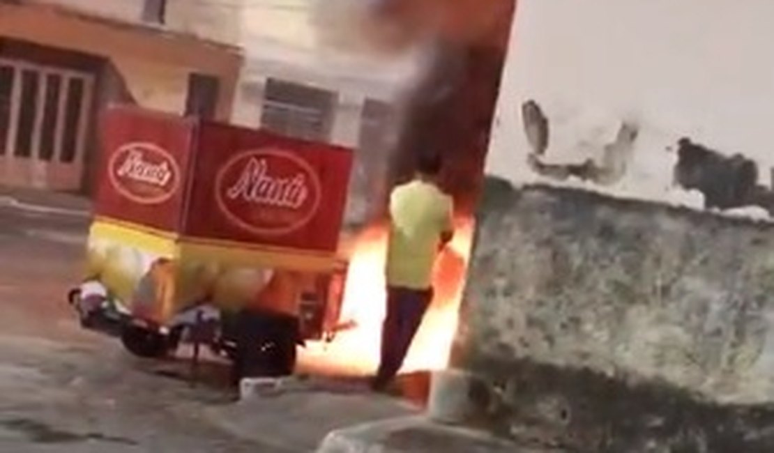 Vídeo. Moto pega fogo ao lado da igreja do Centro Histórico de Penedo