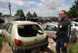 Pátio da Central de Polícia Civil de Arapiraca armazena um amontoado de sucata de veículos