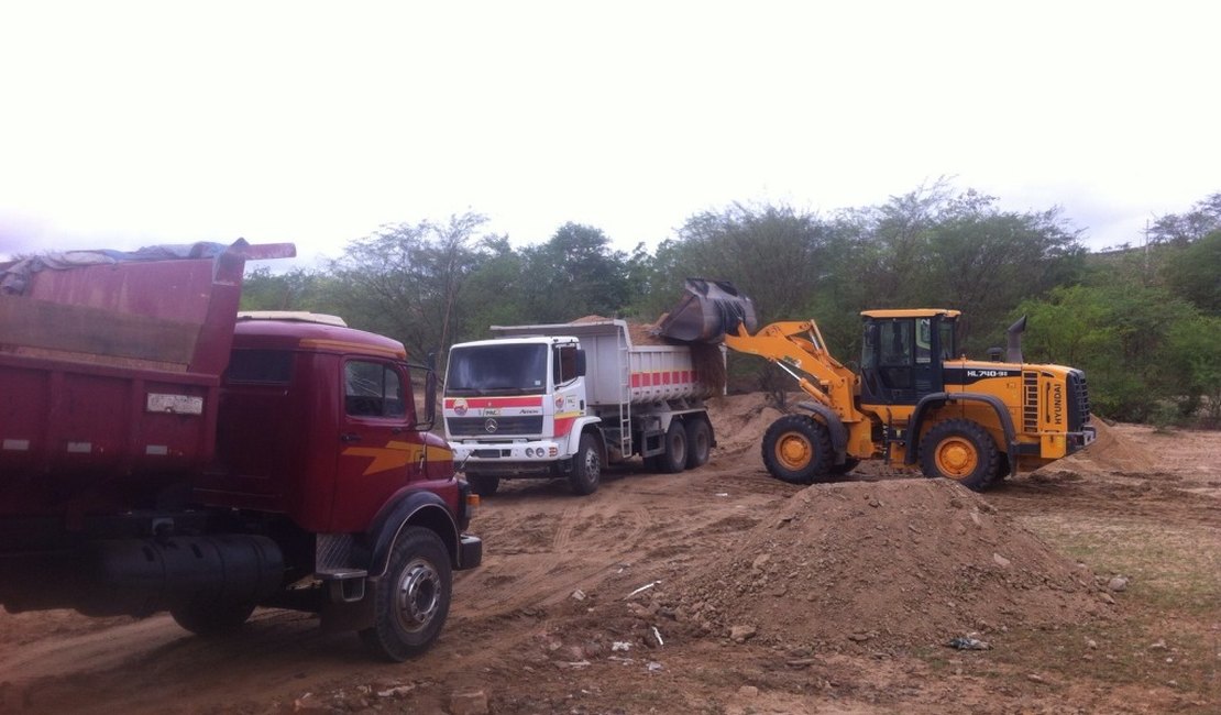 Fazendeiro denuncia extração ilegal de areia do Rio Traipu pela prefeitura de Jaramataia