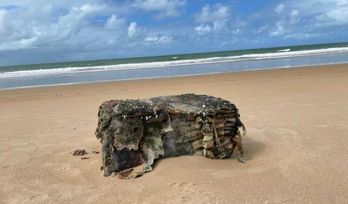 Fardos de borracha voltam a aparecer no litoral sul de Alagoas