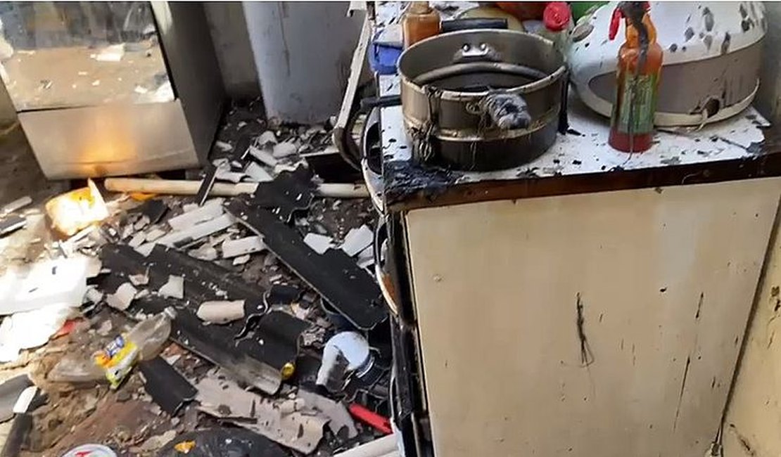 Embriagada, mulher ateia fogo em residência e imóvel fica destruído em Maceió