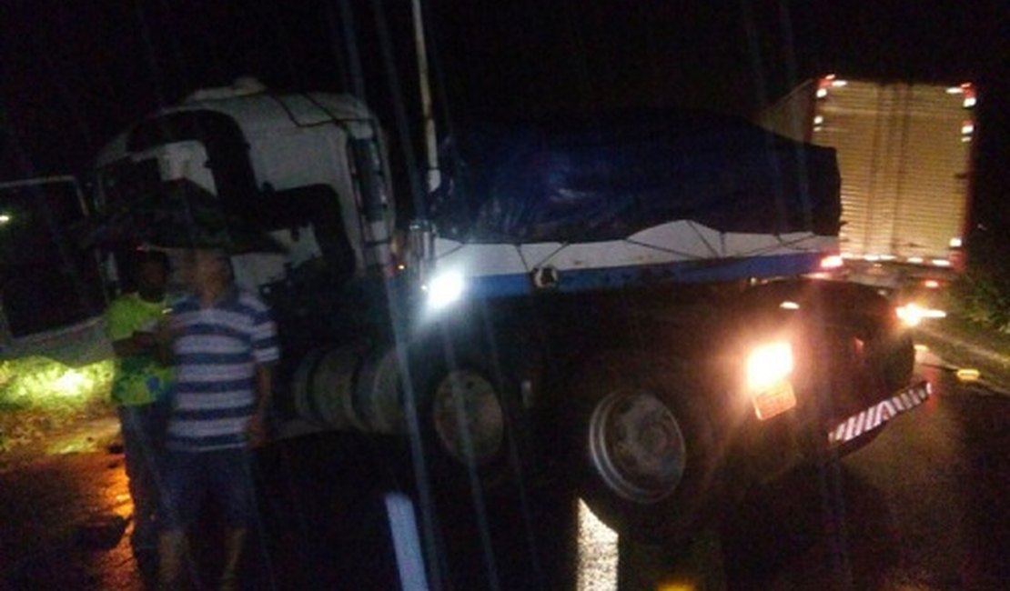 Pneu de carreta estoura e motorista perde controle na BR-101