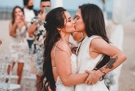 Em cerimônia intimista,  cantora sertaneja Maria Clara se casa com modelo Fernanda Aguiar