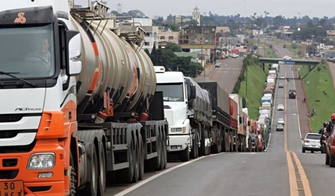 Caminhoneiros fazem protestos contra aumento dos combustíveis em todo o país