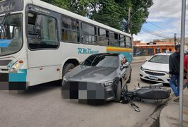 Carro passa por cima de motocicleta estacionada de forma irregular em frente a Uneal