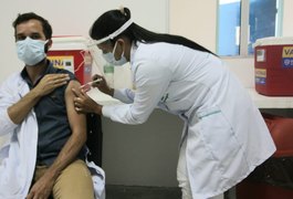 Mais de 500 trabalhadores da Saúde recebem a primeira dose da vacina contra a Covid-19
