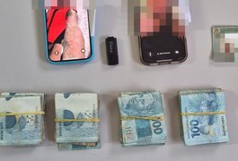 Equipes apreenderam R$ 20 mil, anéis de ouro e iPhones com influencer alagoano preso na operação 'Morro do Alemão'