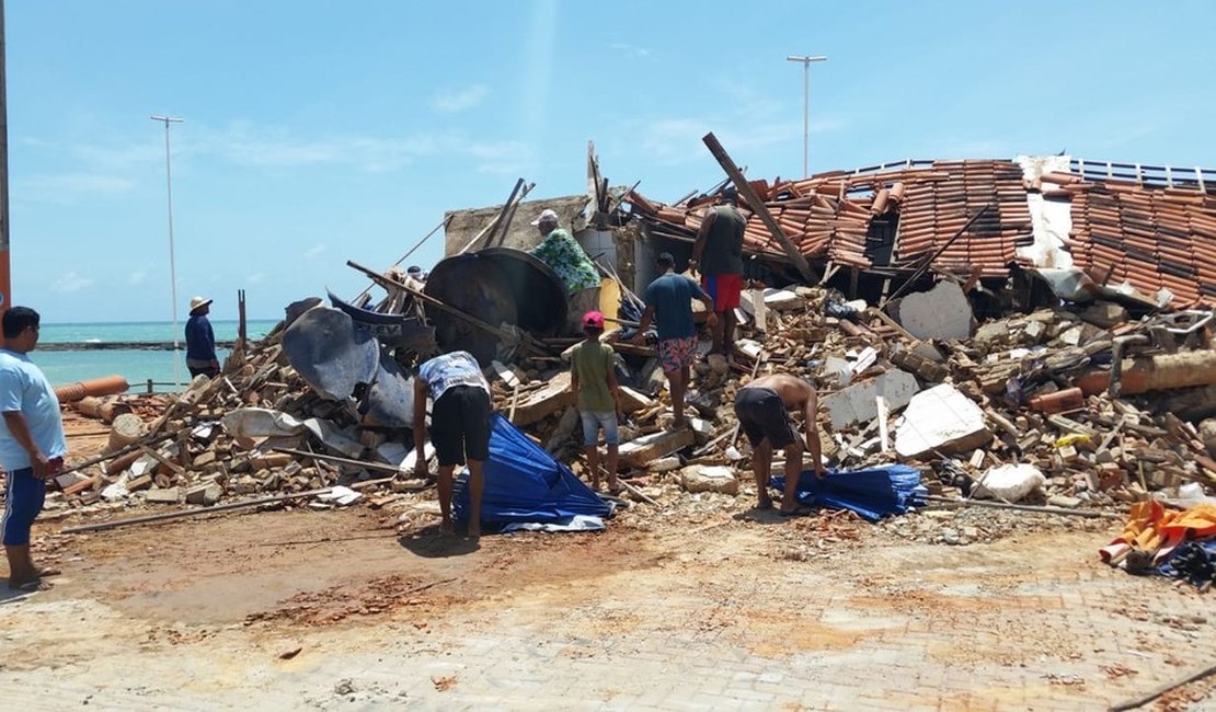 Vídeo. Barracas da orla da Barra de São Miguel são demolidas