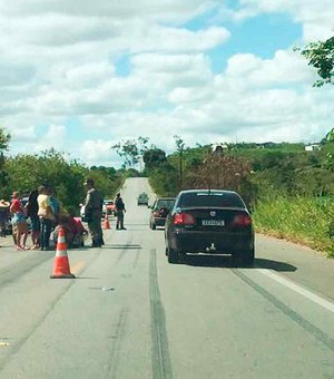 Mulher de 43 anos fica ferida após colidir motocicleta em carro na zona rural de União dos Palmares