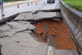 Asfalto cede e forma cratera em trecho da BR-101, em Junqueiro