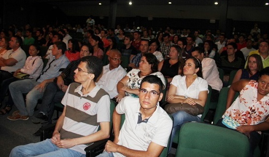 Célia Rocha vai dar posse a outros 217 aprovados