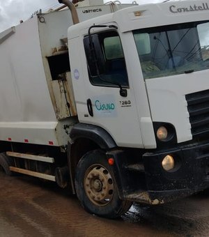 Vídeo. Caminhão de lixo fica preso em buraco com vazamento de água em Arapiraca